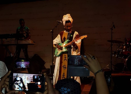 Fatoumata Diawara beim Konzert in Bamako 